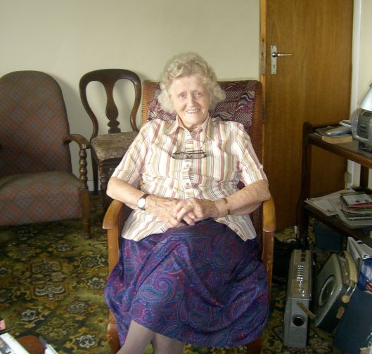 Nodlaig seated cropped